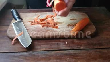 我们清洗胡萝卜，准备煎炸。 我们把它切成薄片，放在透明的地方